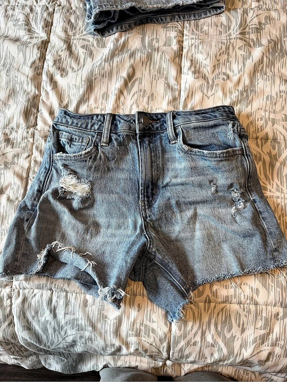 Forever 21 Distressed Denim Jean Shorts in Blue Size Small